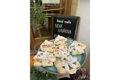 Kavárna Hned vedle Paměti národa v centru Brna